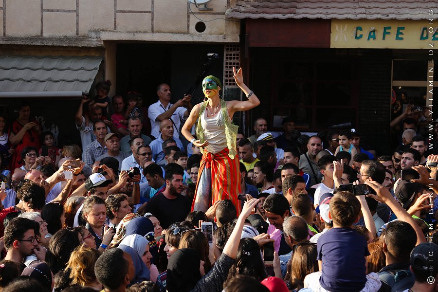 Ouverture Raconte-Arts 2017 (Ath Ouabane), participante échassière venue de France