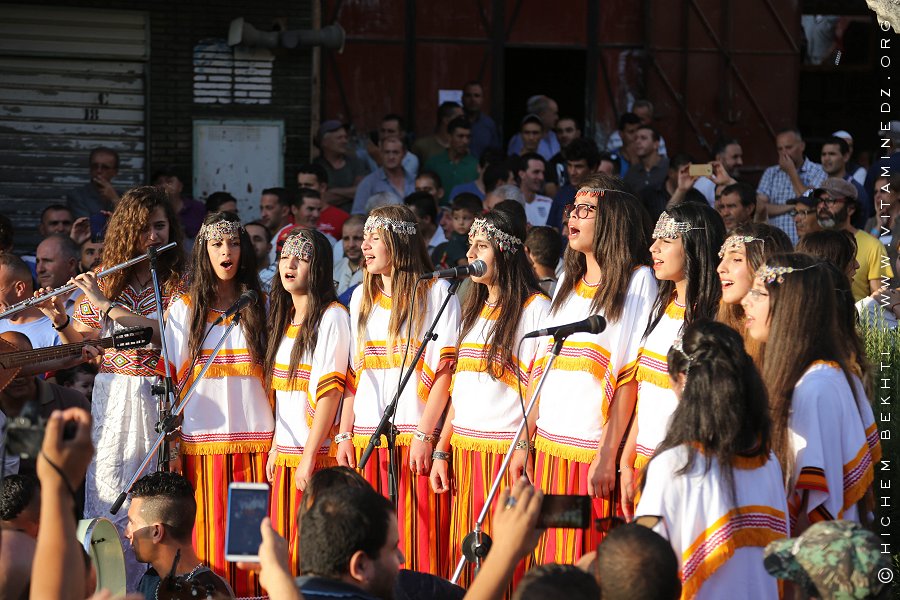 La talentueuse artiste Sandra Hamaidi (Flute) avec la Chorale de filles Kabyles à l'ouverture Raconte-Arts 2017 (Ath Ouabane)