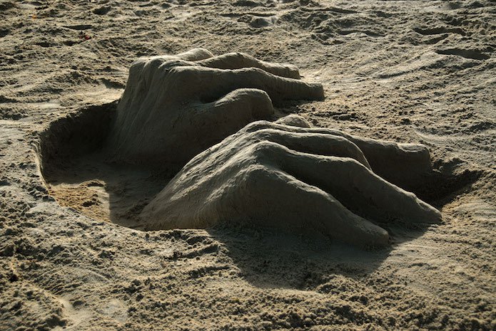 RICHARD BOIS SCULPTE SUR LE SABLE