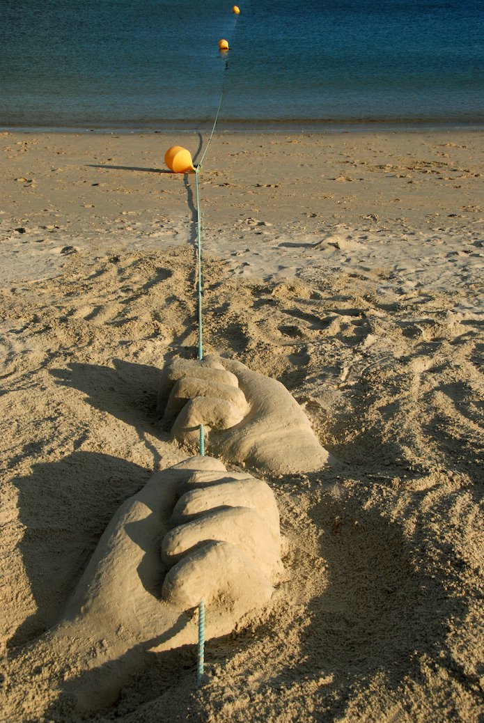 RICHARD BOIS SCULPTE SUR LE SABLE