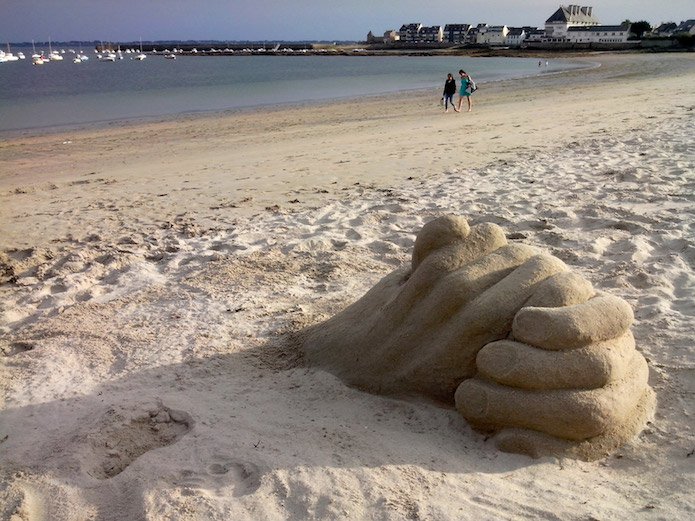 RICHARD BOIS SCULPTE SUR LE SABLE