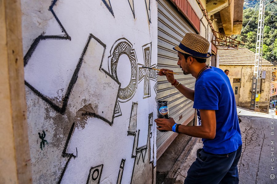 Le plasticien Fethi Hadj Kacem (Khero) au Festival international raconte-arts La 14e édition à Aït Ouabane