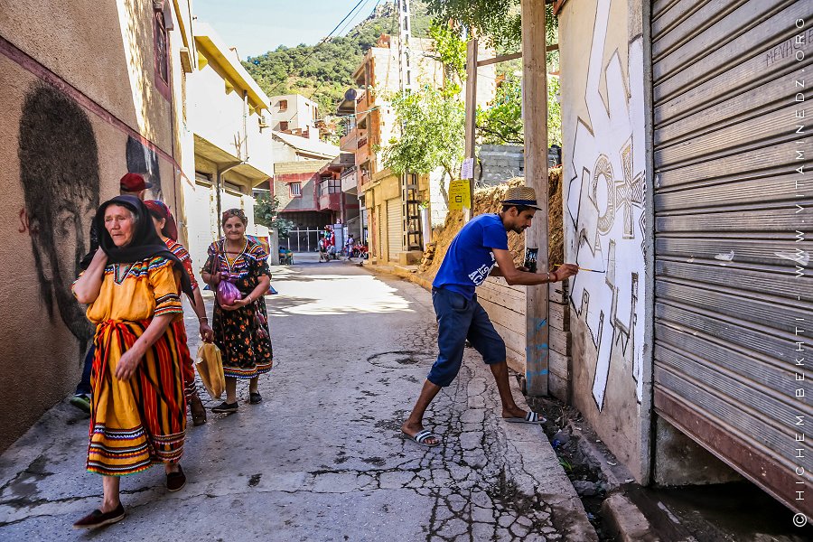 Le plasticien Fethi Hadj Kacem (Khero) au Festival international raconte-arts La 14e édition à Aït Ouabane