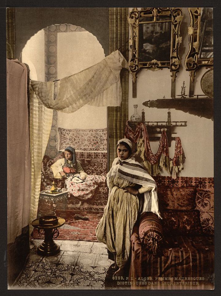 Femmes mauresques dans leur intérieur (Alger entre 1890 et 1899)