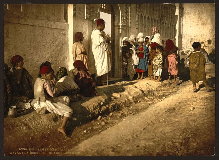 Mendiants devant la mosquée Abderrahmane à Alger (Alger entre 1890 et 1899)