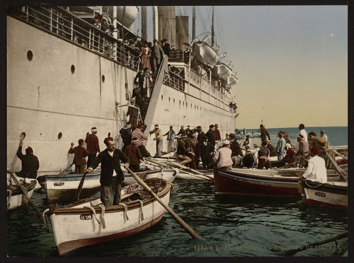Passagers débarquant d’un navire à Alger (Photos d'Alger entre 1890 et 1899)