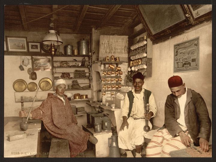 Intérieur d’un café maure d’Alger (Photos d'Alger entre 1890 et 1899)