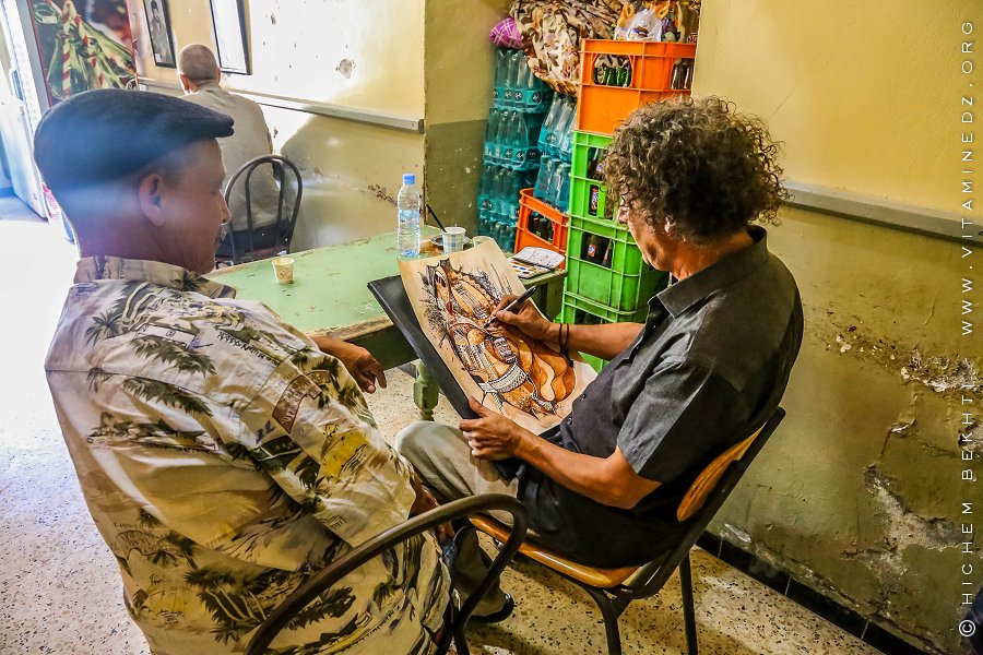 Un plasticien participant au Festival international raconte-arts (ici à Aït Ouabane)