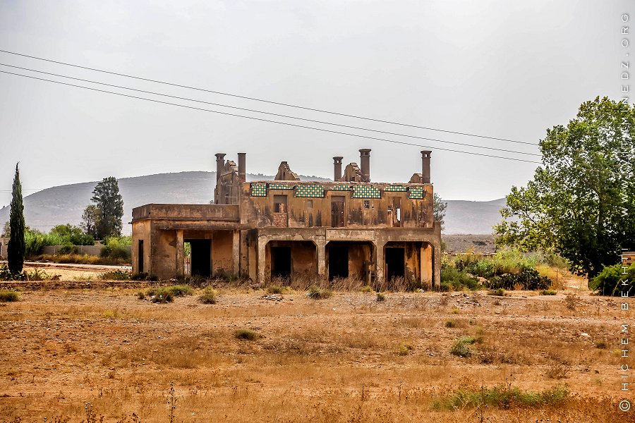 En empruntant la nouvelle double voie vers Port Say, une ancienne gare est réapparue sur la route, vestige du passé colonial ...