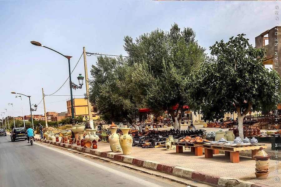 A part la poterie de Bider, tout le reste est importé du Maroc ou Tunisie ....