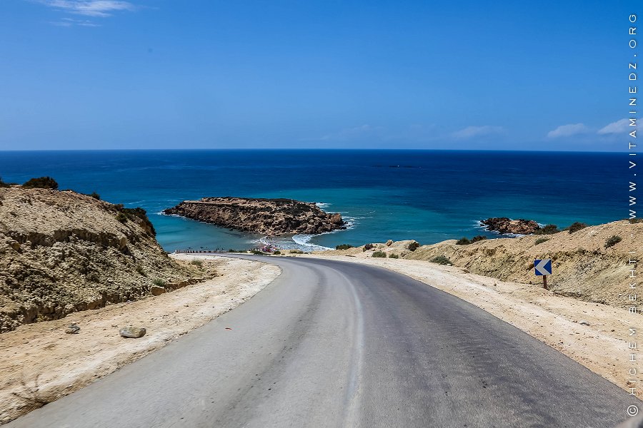 Descente vertigineuse vers la plage de Sbiat (Gerardi)