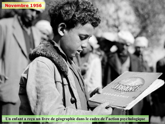 Novembre 1956 Un enfant a reçu un livre de géographie dans le cadre de l’action psychologique