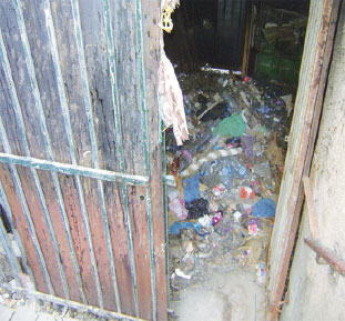 Constantine - Passage souterrain de la place du 1er novembre:  Une décharge en plein centre-ville