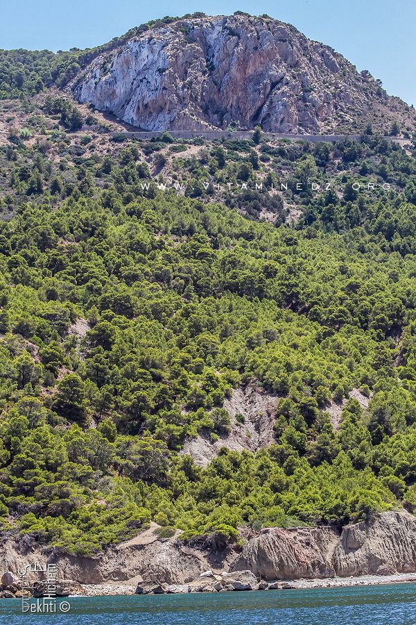 Tlemcen - Falaises et route vers Ziaten vue de bateau vers Barbajani, la plage sauvage