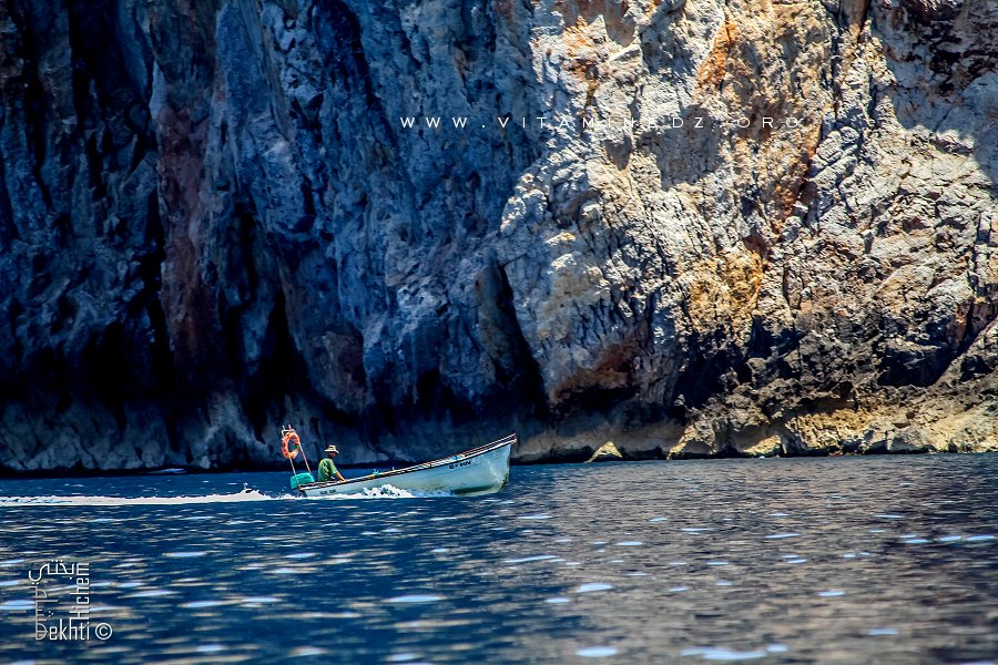 Tlemcen - Petit bateau de pêche Barbajani, la plage sauvage