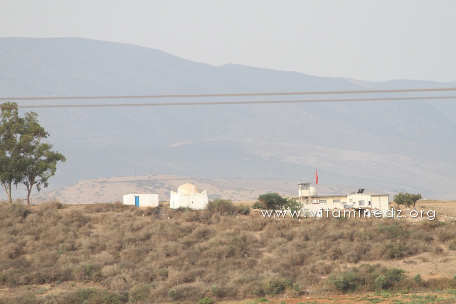 Frontière Algérie-Maroc - Poste marocain à coté d'un marabout
