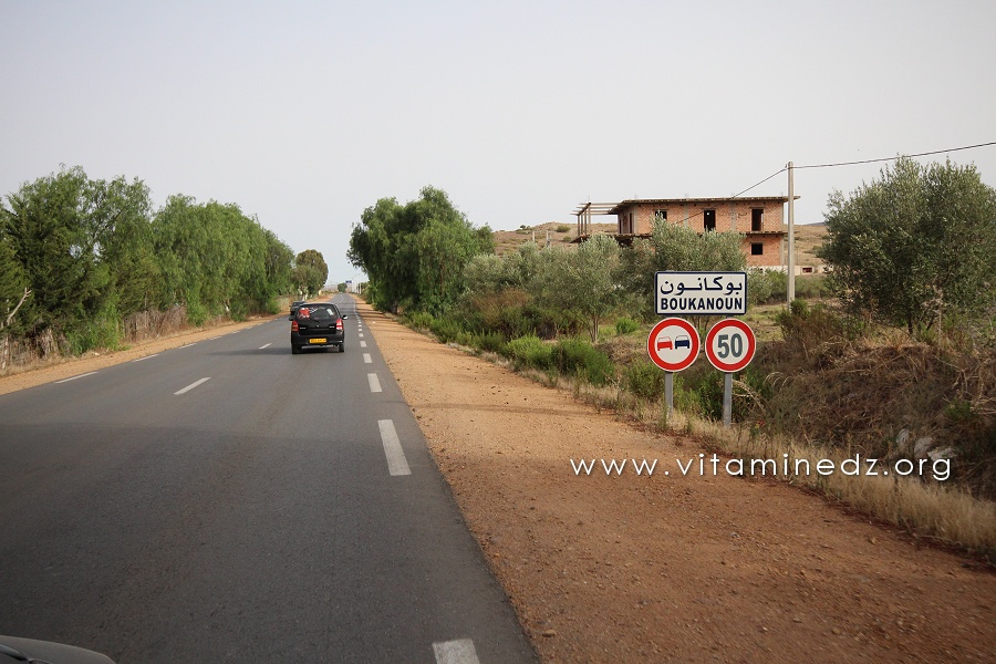 BOUKANOUNE Se trouvant à la frontière algéro-marocaine, elle se situe juste en face de la ville marocaine d'Ahfir.