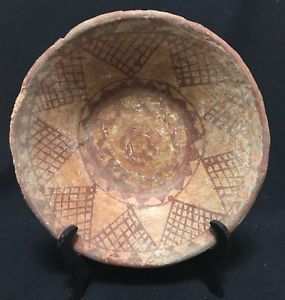 Céramique Berbère Kabylie Kabyle plat Tlemcen ou Nedroma XIXe début XXe Algérie. En vente dans un site web hollandais !!!! quelle est son origine?