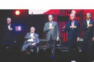 APRÈS LES OURAGANS QUI ONT FRAPPÉ LE SUD DU PAYS -  États-Unis: 5 anciens présidents  Pour lever des fonds aux victimes