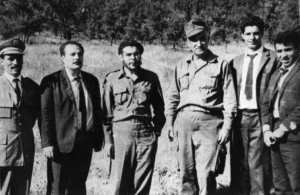 Che Guevara en kabylie, à sa gauche le Colonel Si Mohand Oulhadj