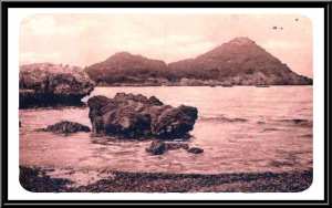 Rocher le  petit lou lou  avec l'ile de Ziama