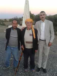 المجاهد الحاج انصر ايذال أطال الله في عمره معه على اليمين سي جمال غسير