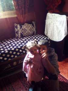 حفيدتي الكتكوتة الصغيرة  كوثر مع اخيها  ساعد عبدالوهاب المعروف بشاوشي