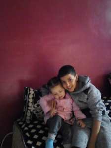 حفيدتي الكتكوتة الصغيرة  كوثر مع اخيها  ساعد عبدالوهاب المعروف بشاوشي