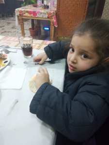 الكتكوتة حفيدتي زينب  مقراني  في المطعم .