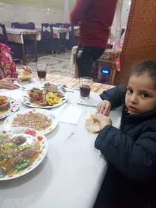 الكتكوتة حفيدتي زينب  مقراني  في المطعم .