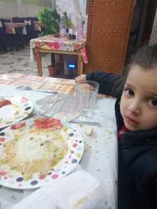 الكتكوتة حفيدتي زينب  مقراني  في المطعم .