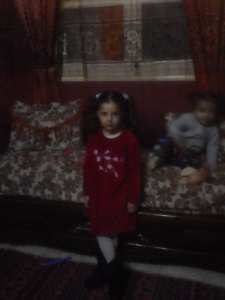 زينب مقراني مع اختها كوثر في البيت  تلعبان