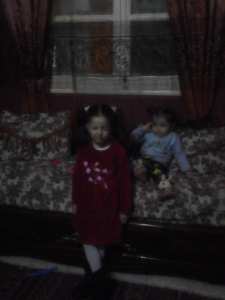 زينب مقراني مع اختها كوثر في البيت  تلعبان