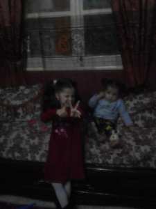 زينب مقراني مع اختها كوثر في البيت  تلعبان