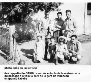 enfants du garde barriere de la gare mirabeau en 1956