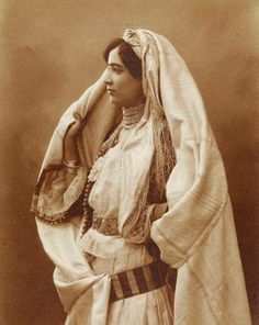 الحايك او الملاية ارث تقليدي جزائري للمرأة الجزائريه الاصيله