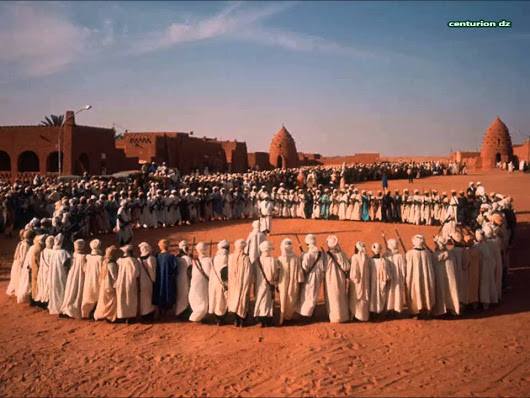Chants en choeurs appelé Ahalil de la région du Gourara, à Timimoune, Sahara algérien.