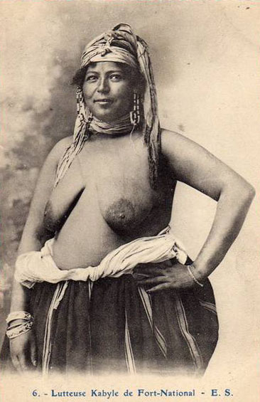 carte postale -Lutteuse kabyle de fort-national