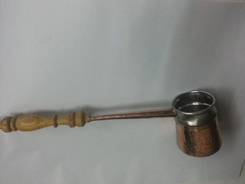 Constantine – Une tasse de café d’une «Djazoua» sur un feu de charbon