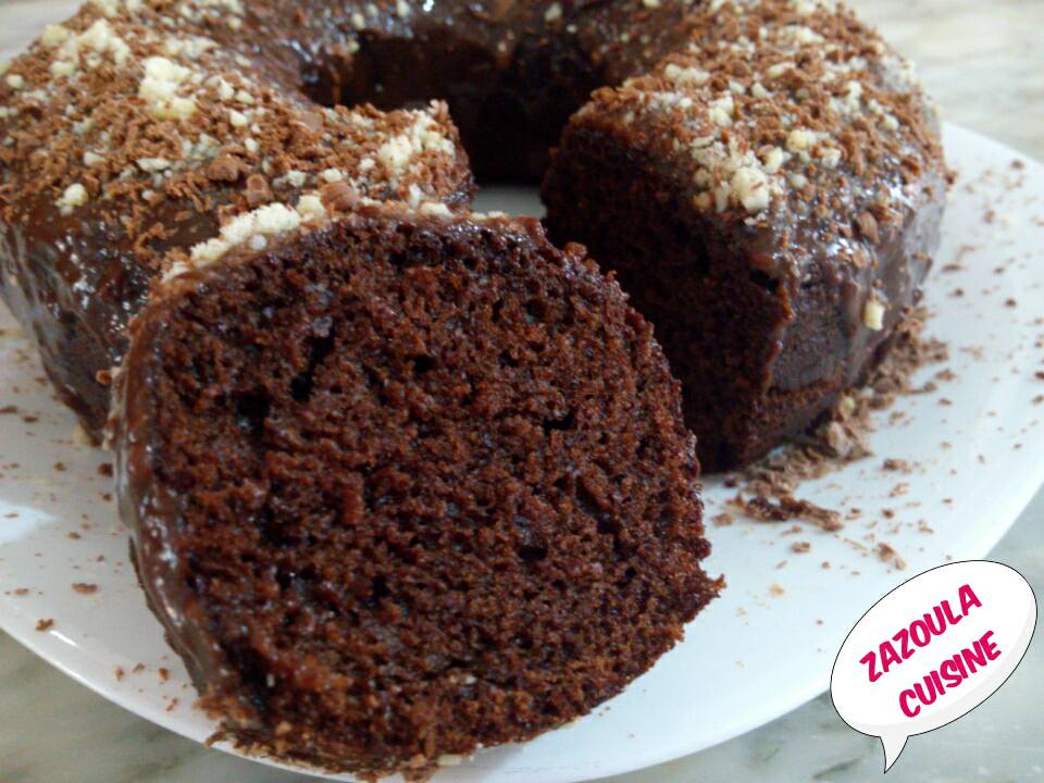 un gâteau glacé au chocolat