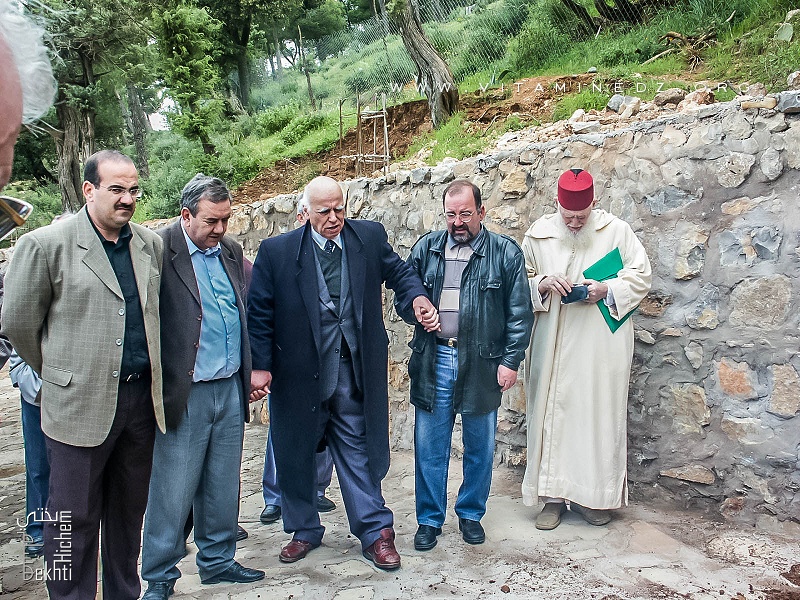 Tlemcen - Station Sidi Abdallah d'El Baal - Recueillement de Hadj Merabet sur les tombes de ses compagnons d'arme (Mai 2004)