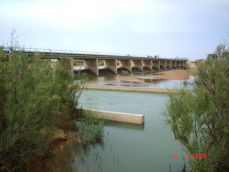 A l’entrée de la plaine d’Abadla se trouve un deuxième barrage, appelé barrage de reprise, plus petit que celui de Djorf Torba,a été achevé en 1974.
