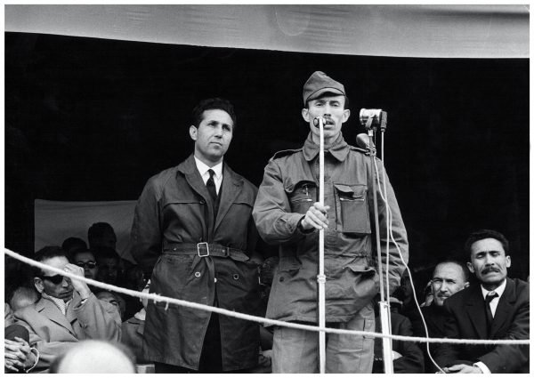 Le nouveau président Ben Bella (à g.) et son ministre de la Défense, Houari Boumédiène en septembre 1962, au lendemain de l'indépendance. © KAHIA/ARCHIVES J.A.
