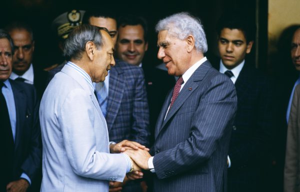 Le président Chadli et le souverain chérifien, le 10 juin 1988, à Zeralda. © Patrick Robert/Corbis/Sygma via Getty Images