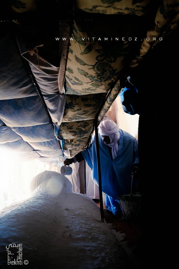 Chaulage de la tombe de Sidi Ahmed Zine lors de sa Ziara à Alamellal (Timimoun)