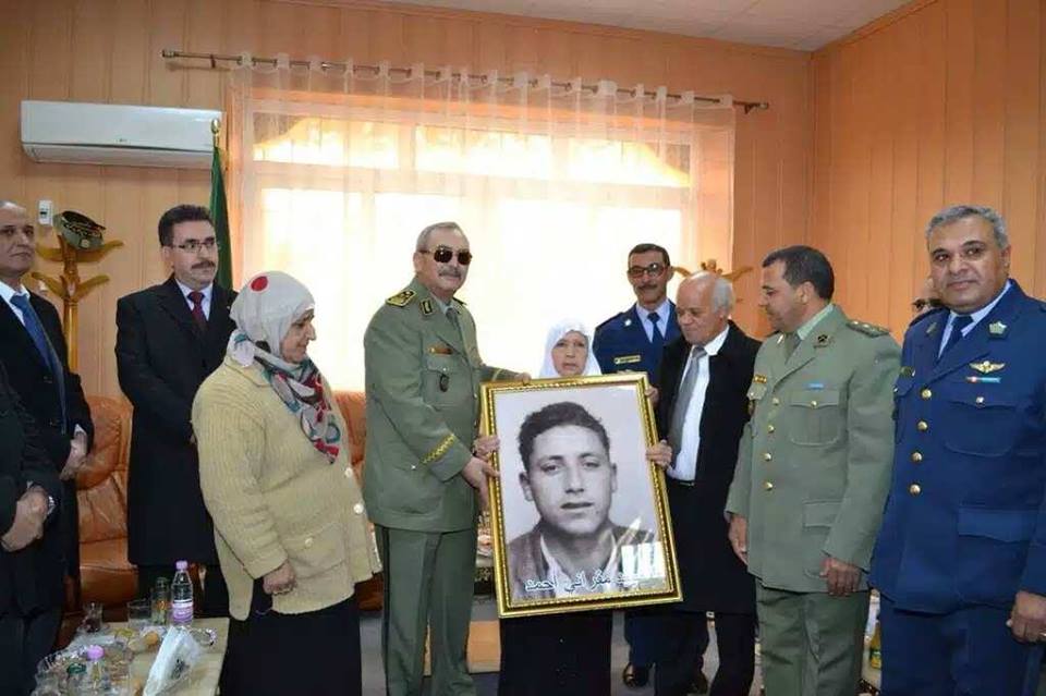 تكريم عائلة الشهيد مقراني احمد رحمة الله عليه.