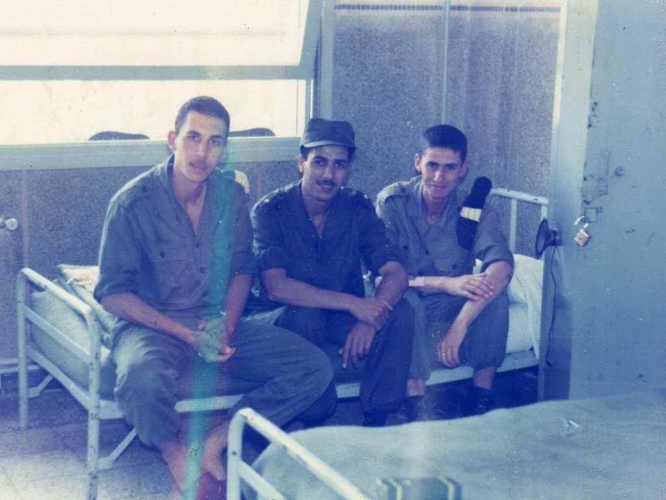 المرحوم اخي مقراني عبدالعزيز مع اصدقائه