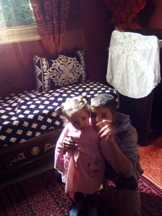 حفيدتي الكتكوتة الصغيرة  كوثر مع اخيها  ساعد عبدالوهاب المعروف بشاوشي