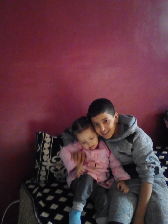 حفيدتي الكتكوتة الصغيرة  كوثر مع اخيها  ساعد عبدالوهاب المعروف بشاوشي