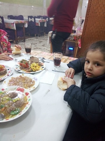 الكتكوتة حفيدتي زينب  مقراني  في المطعم .